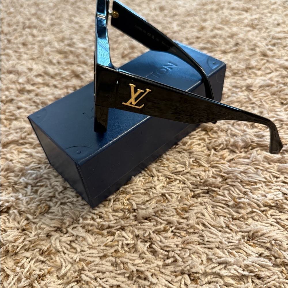 Louis Vuitton-Cyclone Sunglasses - Picture 3 of 6